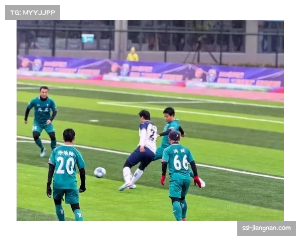 雨中激战，皮球因场地积水多次变向，增加比赛偶然性